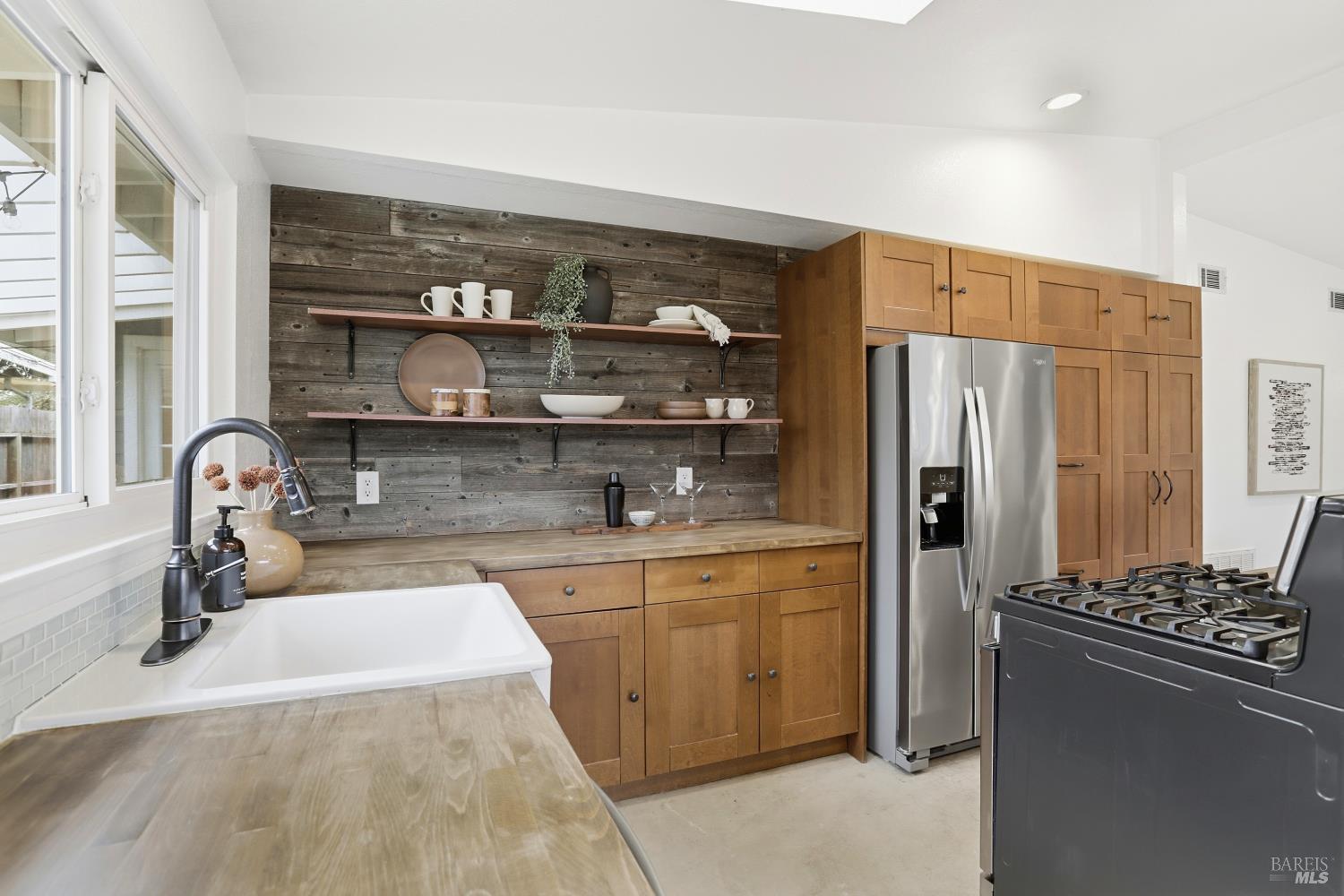 Detail Gallery Image 11 of 45 For 868 Rincon Way, San Rafael,  CA 94903 - 3 Beds | 2 Baths