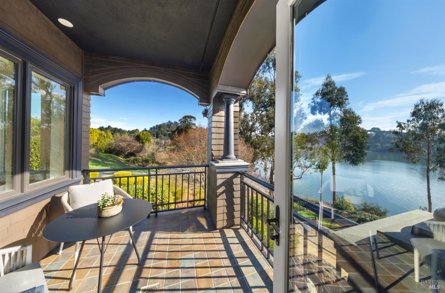 Detail Gallery Image 18 of 32 For 87 De Silva Island Dr, Mill Valley,  CA 94941 - 3 Beds | 2/1 Baths