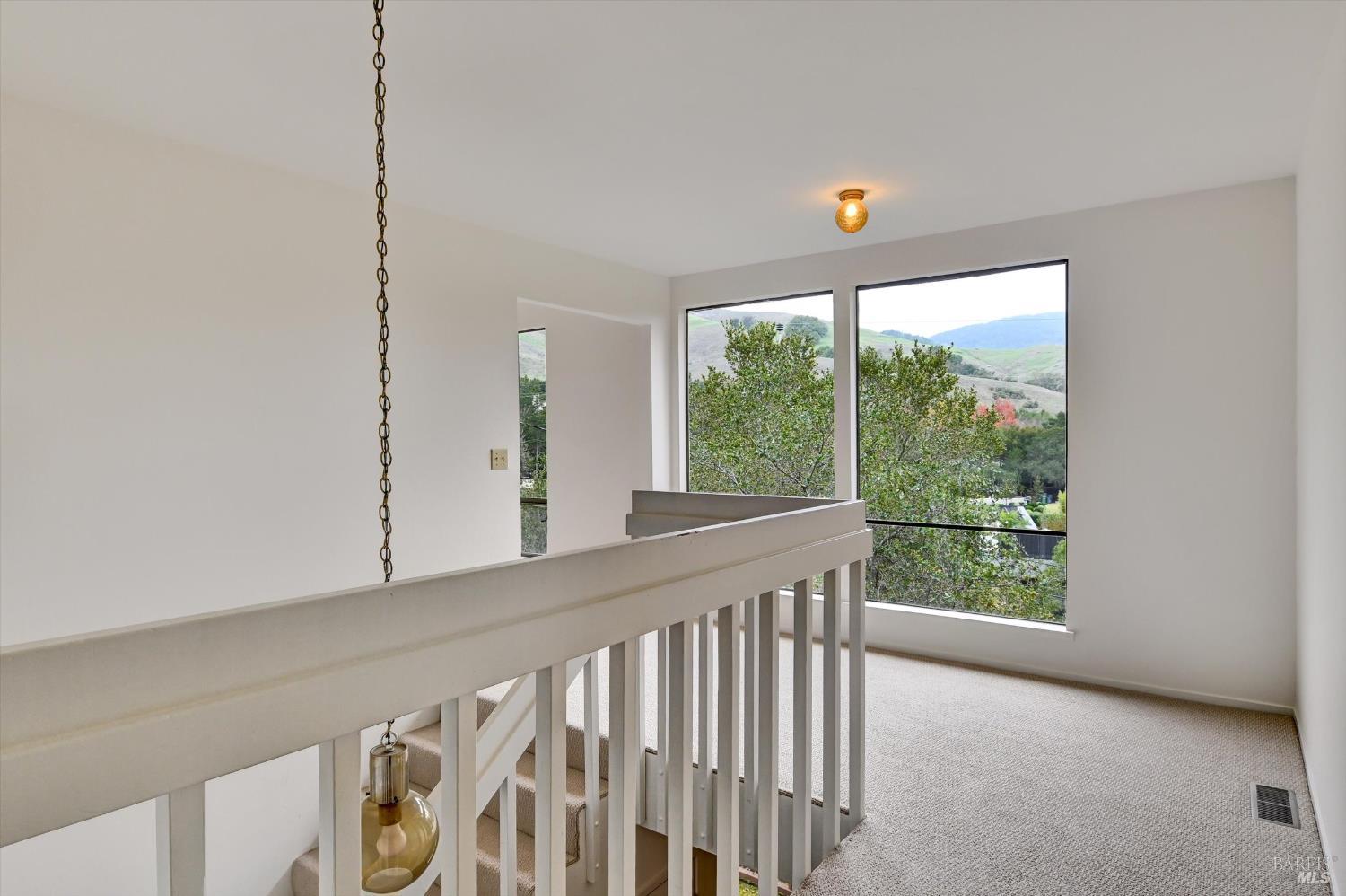 Detail Gallery Image 17 of 50 For 38 Dutch Valley Ln, San Anselmo,  CA 94960 - 4 Beds | 3 Baths