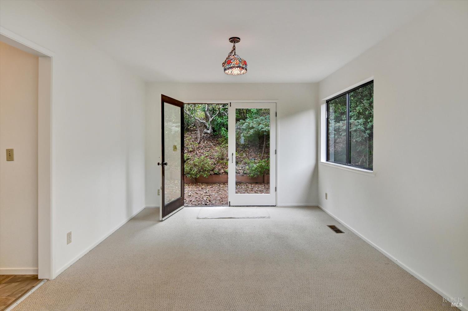 Detail Gallery Image 27 of 50 For 38 Dutch Valley Ln, San Anselmo,  CA 94960 - 4 Beds | 3 Baths