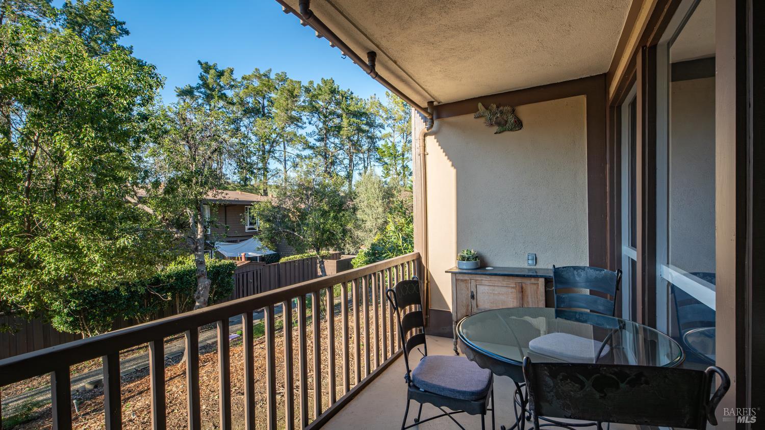 Detail Gallery Image 19 of 44 For 98 Forest Ln, San Rafael,  CA 94903 - 2 Beds | 2 Baths
