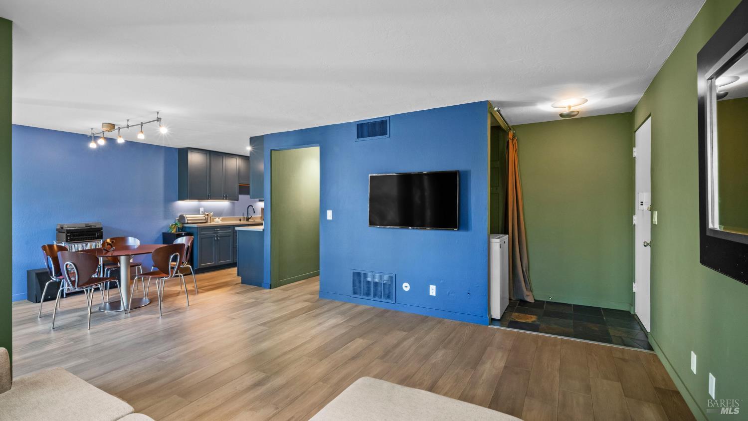 Detail Gallery Image 4 of 44 For 98 Forest Ln, San Rafael,  CA 94903 - 2 Beds | 2 Baths