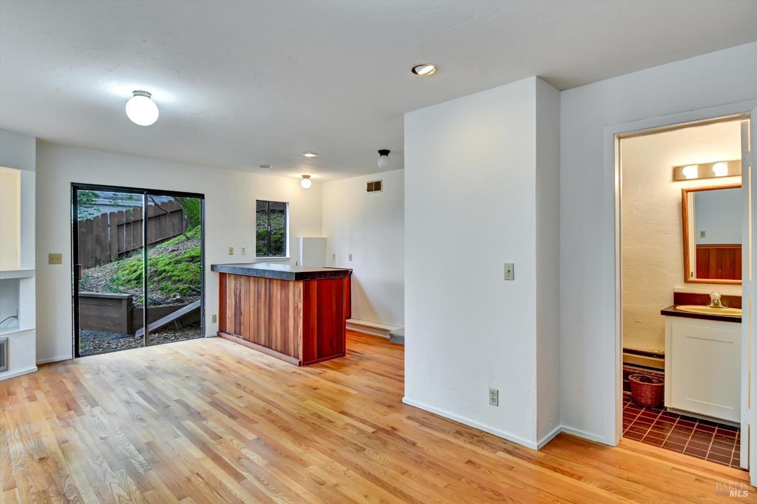 Detail Gallery Image 12 of 50 For 38 Dutch Valley Ln, San Anselmo,  CA 94960 - 4 Beds | 3 Baths