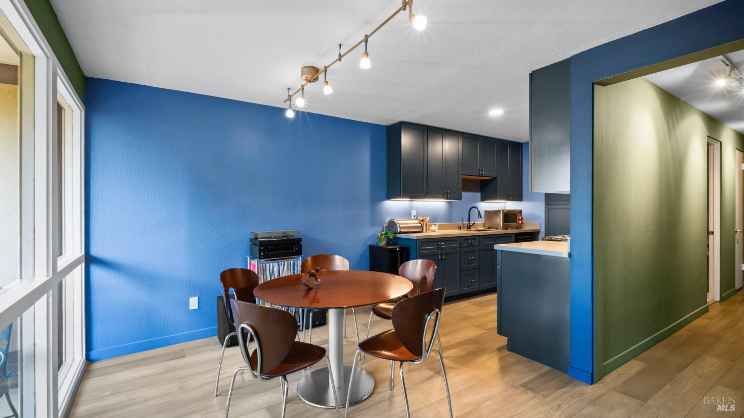 Detail Gallery Image 10 of 44 For 98 Forest Ln, San Rafael,  CA 94903 - 2 Beds | 2 Baths