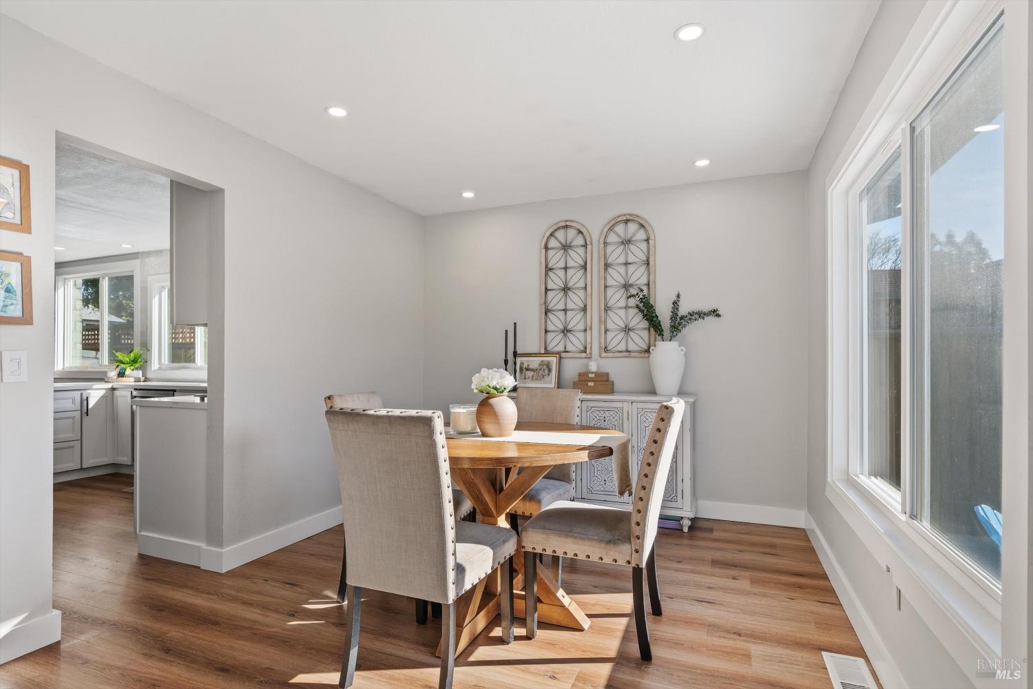 Detail Gallery Image 6 of 40 For 4472 Hollingsworth Cir, Rohnert Park,  CA 94928 - 3 Beds | 2 Baths