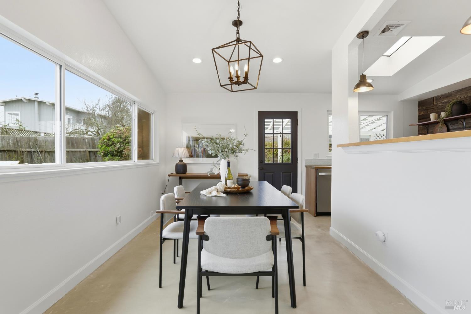 Detail Gallery Image 18 of 45 For 868 Rincon Way, San Rafael,  CA 94903 - 3 Beds | 2 Baths