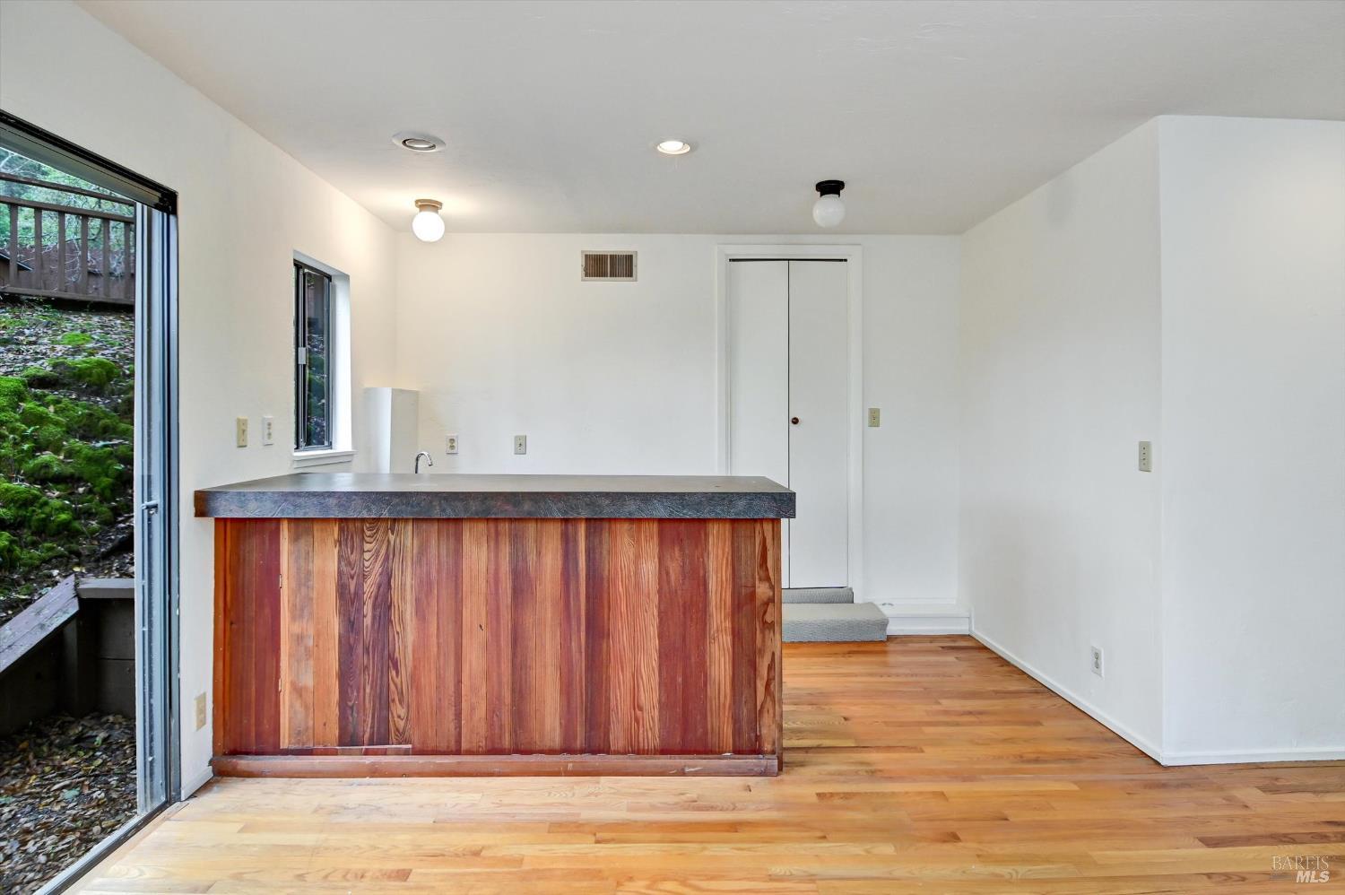 Detail Gallery Image 13 of 50 For 38 Dutch Valley Ln, San Anselmo,  CA 94960 - 4 Beds | 3 Baths