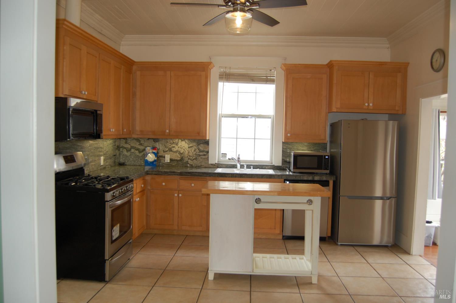 Detail Gallery Image 5 of 12 For 39 Latham St, San Rafael,  CA 94901 - 2 Beds | 2 Baths