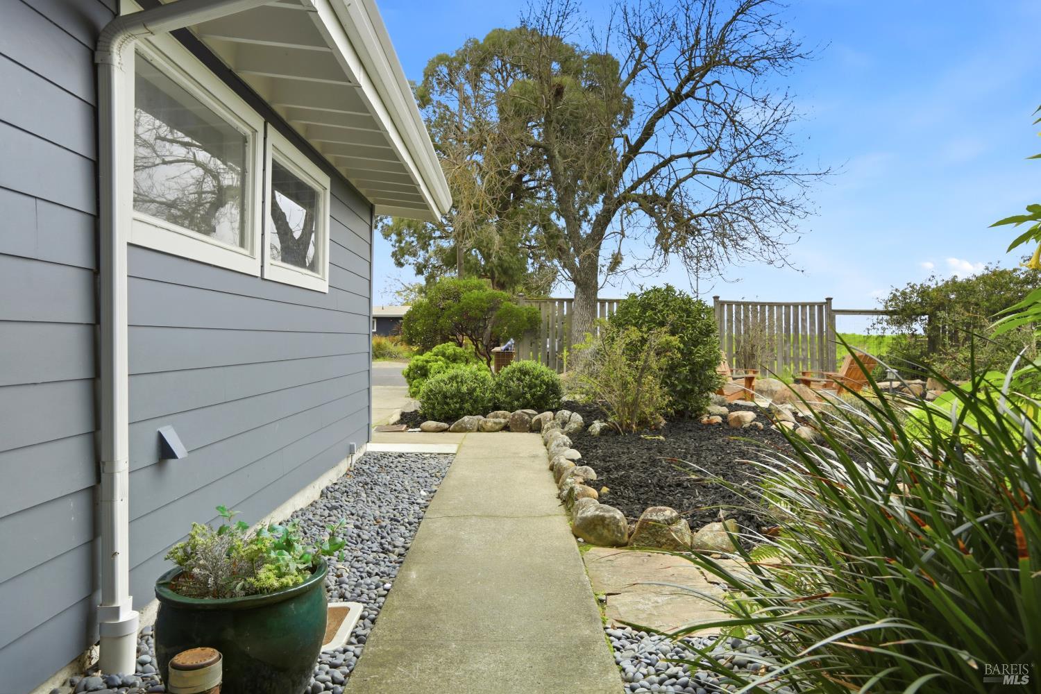 Detail Gallery Image 4 of 45 For 868 Rincon Way, San Rafael,  CA 94903 - 3 Beds | 2 Baths