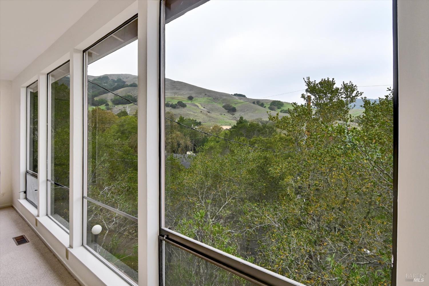 Detail Gallery Image 23 of 50 For 38 Dutch Valley Ln, San Anselmo,  CA 94960 - 4 Beds | 3 Baths