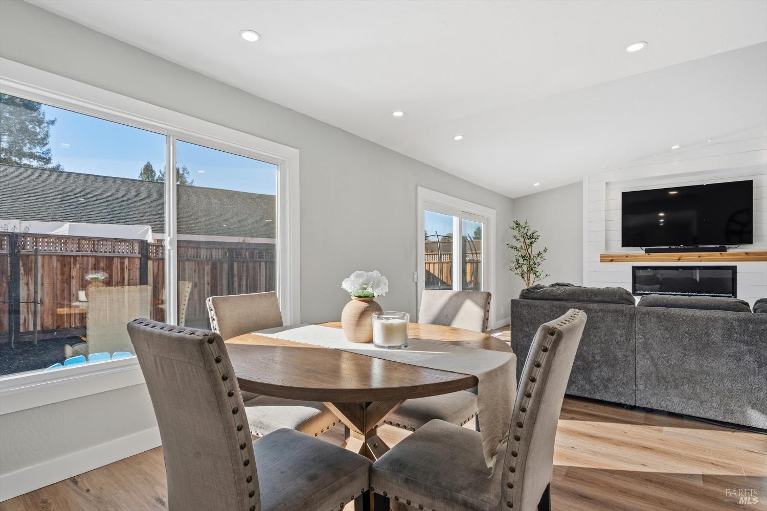 Detail Gallery Image 7 of 40 For 4472 Hollingsworth Cir, Rohnert Park,  CA 94928 - 3 Beds | 2 Baths