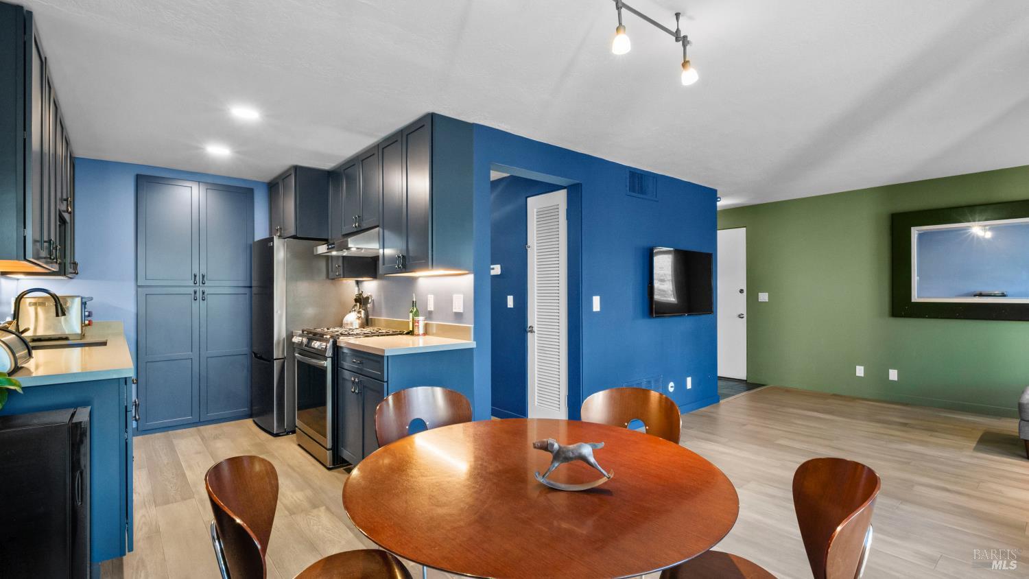 Detail Gallery Image 11 of 44 For 98 Forest Ln, San Rafael,  CA 94903 - 2 Beds | 2 Baths