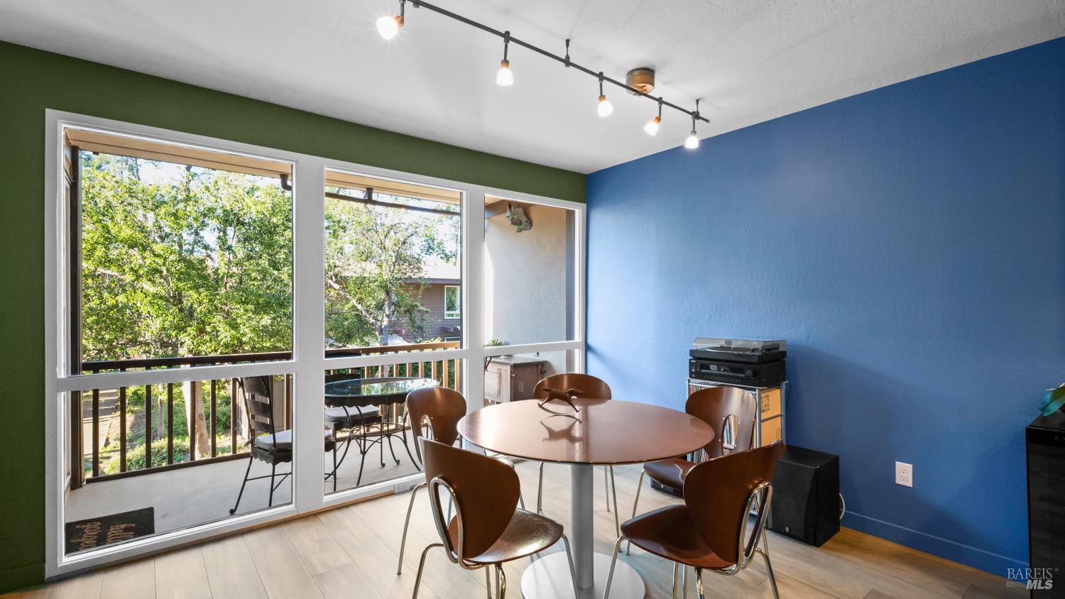 Detail Gallery Image 8 of 44 For 98 Forest Ln, San Rafael,  CA 94903 - 2 Beds | 2 Baths