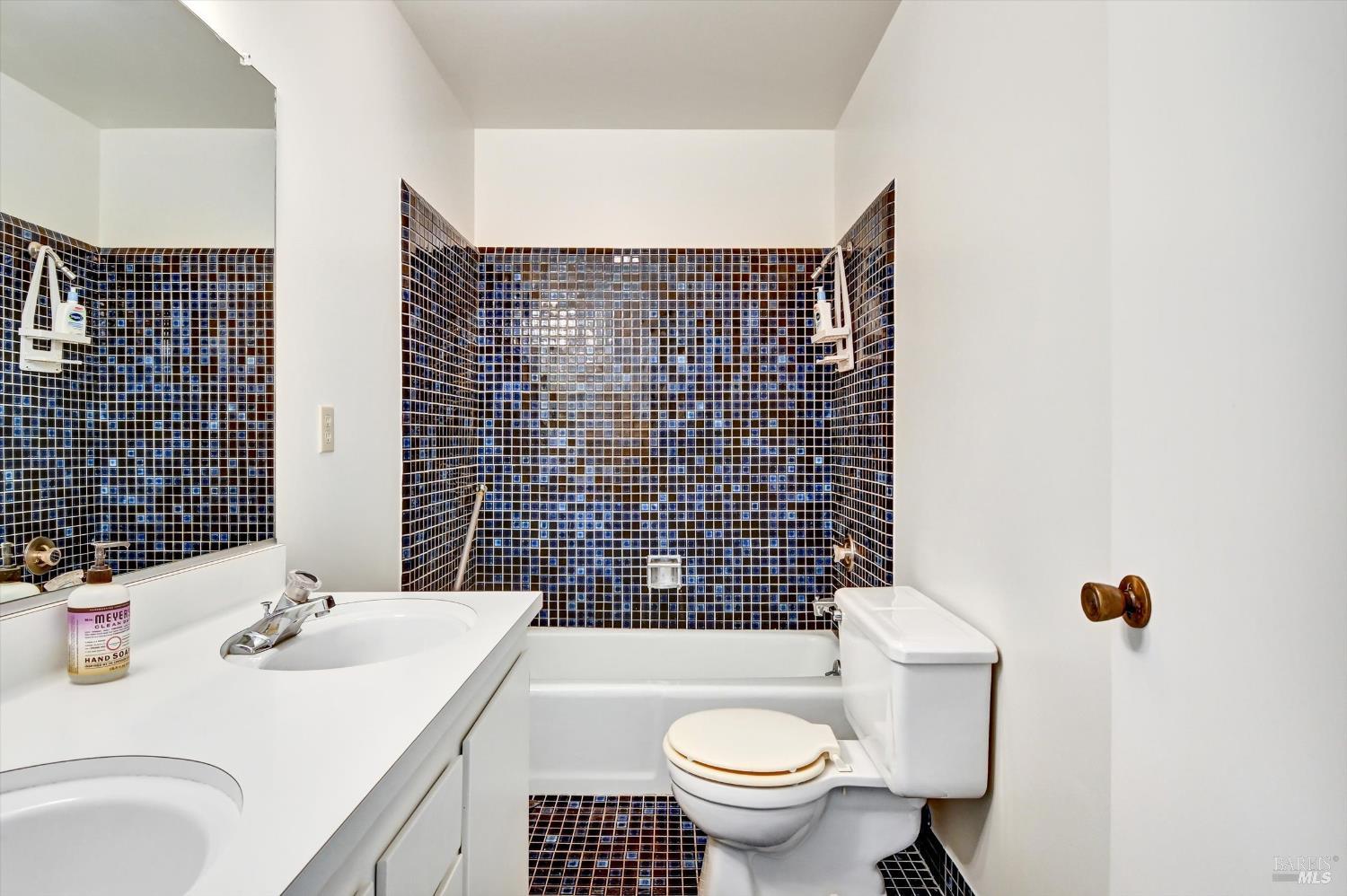 Detail Gallery Image 45 of 50 For 38 Dutch Valley Ln, San Anselmo,  CA 94960 - 4 Beds | 3 Baths