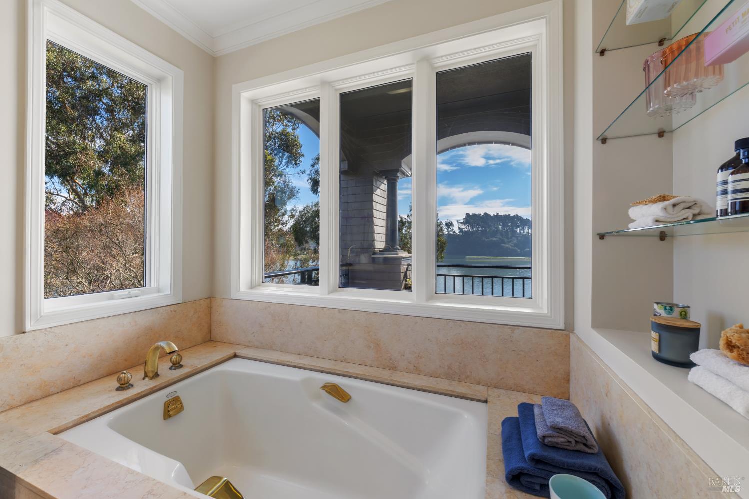 Detail Gallery Image 21 of 32 For 87 De Silva Island Dr, Mill Valley,  CA 94941 - 3 Beds | 2/1 Baths