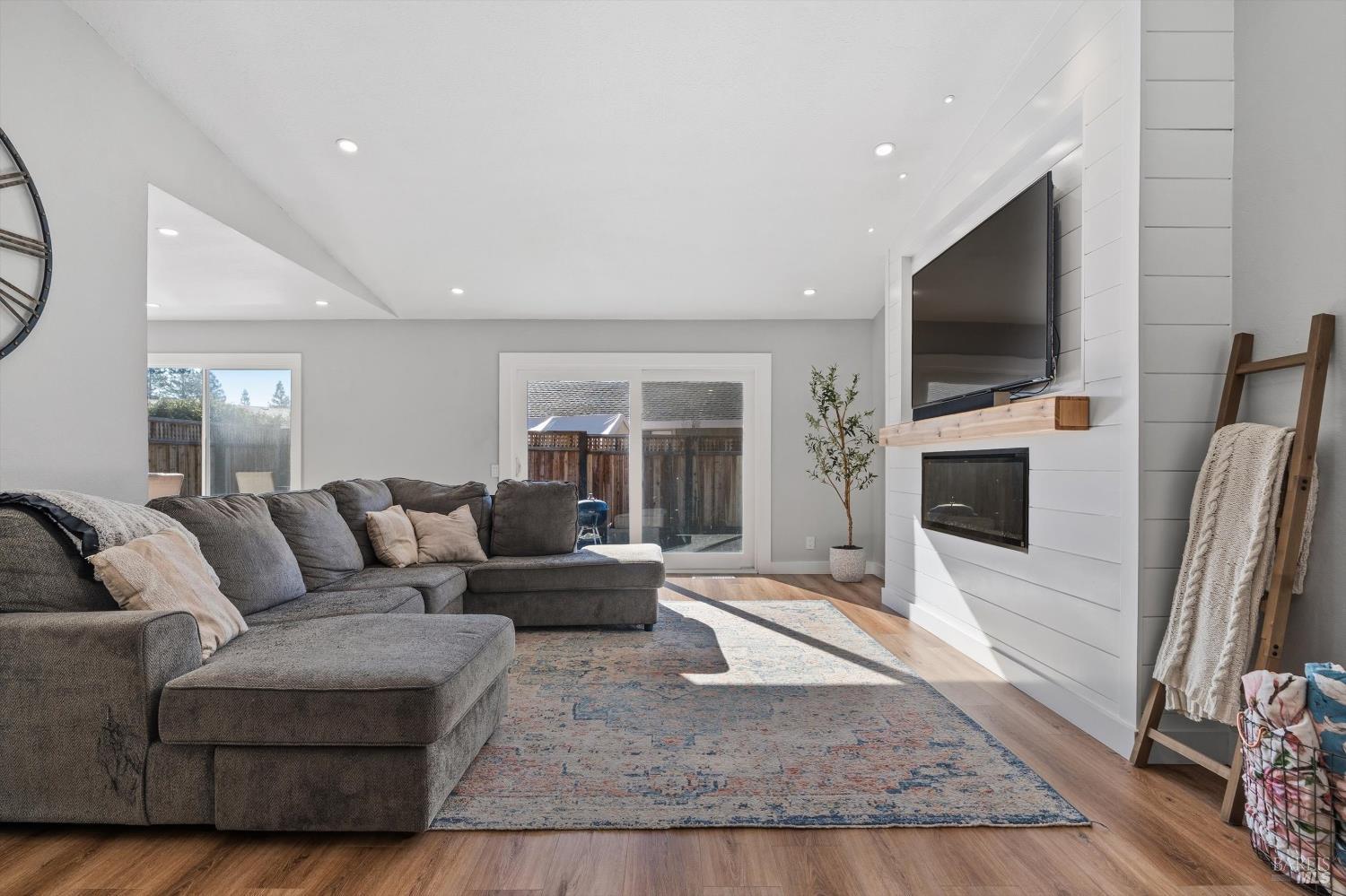 Detail Gallery Image 9 of 40 For 4472 Hollingsworth Cir, Rohnert Park,  CA 94928 - 3 Beds | 2 Baths