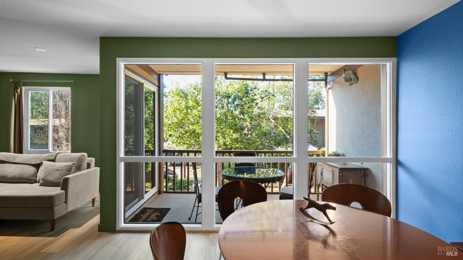 Detail Gallery Image 9 of 44 For 98 Forest Ln, San Rafael,  CA 94903 - 2 Beds | 2 Baths