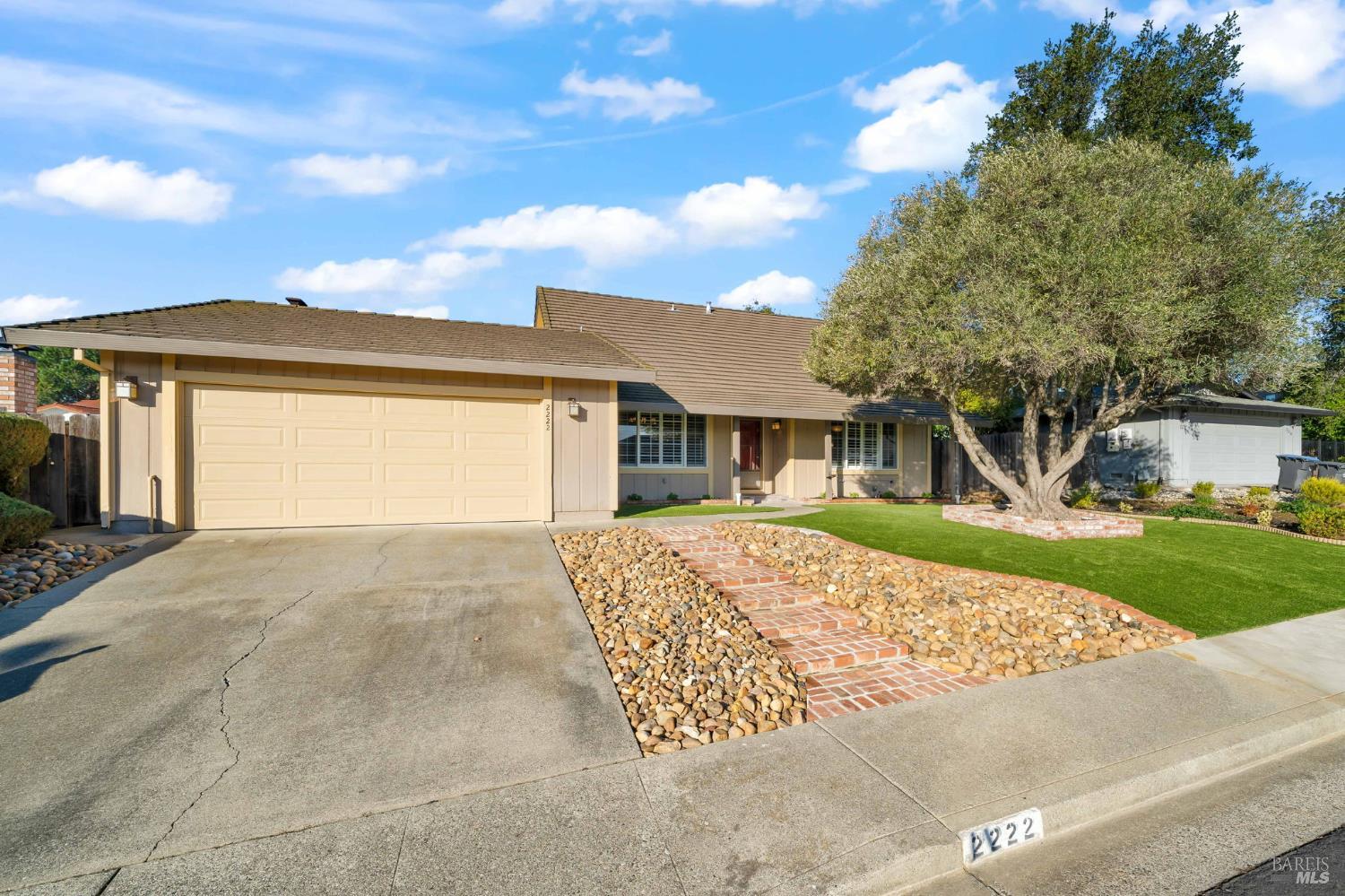 Detail Gallery Image 4 of 47 For 2222 Madrone Dr, Fairfield,  CA 94534 - 4 Beds | 3 Baths