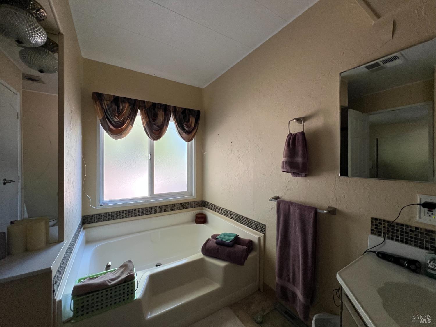 Detail Gallery Image 19 of 55 For 161 Bear Flag Rd, Sonoma,  CA 95476 - 2 Beds | 2 Baths