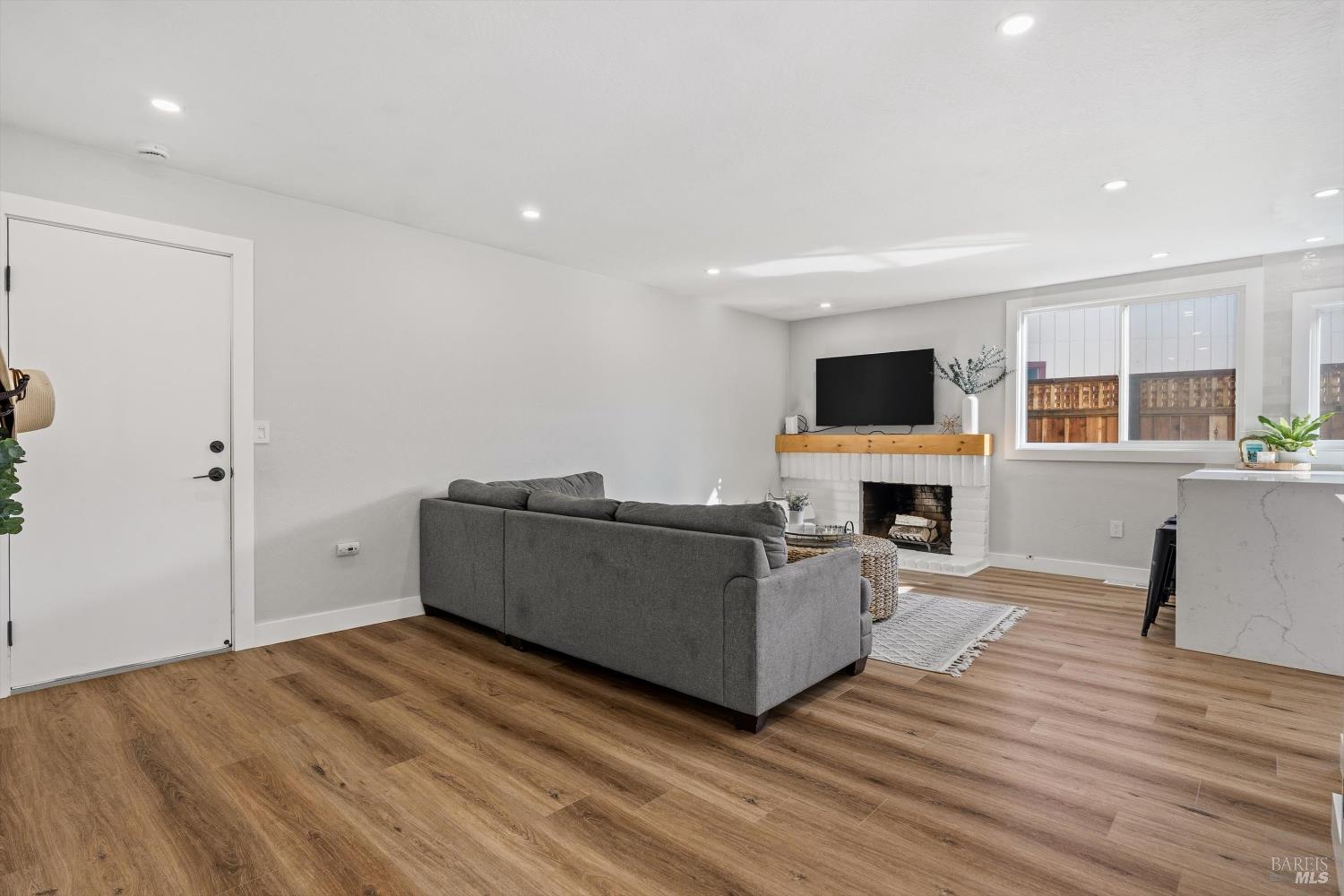 Detail Gallery Image 4 of 40 For 4472 Hollingsworth Cir, Rohnert Park,  CA 94928 - 3 Beds | 2 Baths