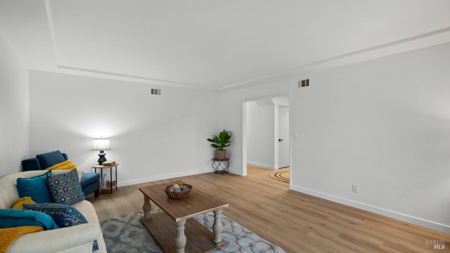 Detail Gallery Image 9 of 50 For 459 Meadowview Dr, Vacaville,  CA 95688 - 5 Beds | 3 Baths