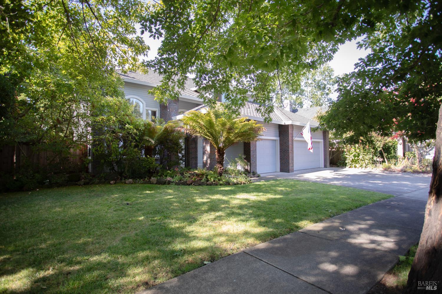 Detail Gallery Image 2 of 75 For 4604 Parktrail Ct, Santa Rosa,  CA 95405 - 4 Beds | 3 Baths