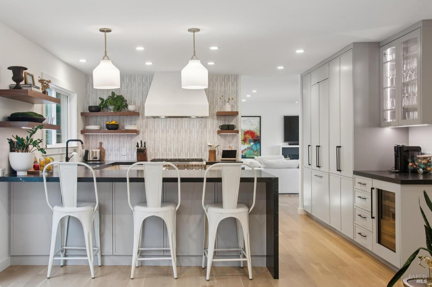 Detail Gallery Image 9 of 41 For 341 Fairway Dr, Novato,  CA 94949 - 4 Beds | 3 Baths