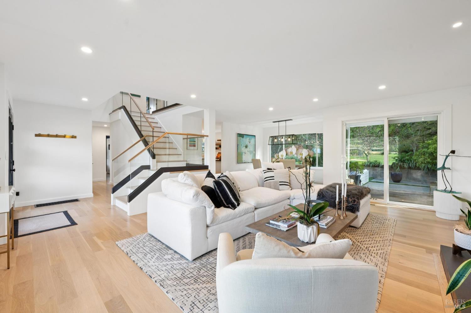 Detail Gallery Image 8 of 41 For 341 Fairway Dr, Novato,  CA 94949 - 4 Beds | 3 Baths