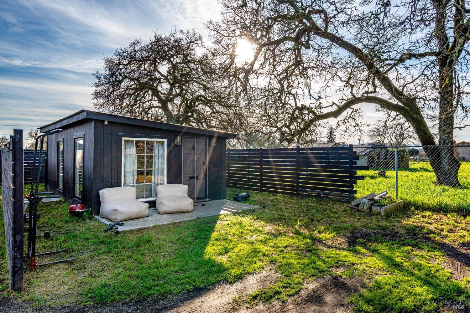 Detail Gallery Image 8 of 46 For 985 Gumview Rd, Windsor,  CA 95492 - 6 Beds | 5/1 Baths