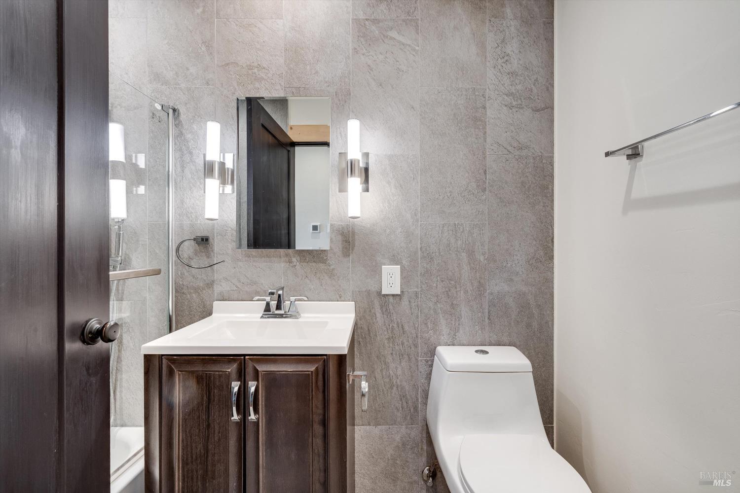 Detail Gallery Image 23 of 46 For 985 Gumview Rd, Windsor,  CA 95492 - 6 Beds | 5/1 Baths