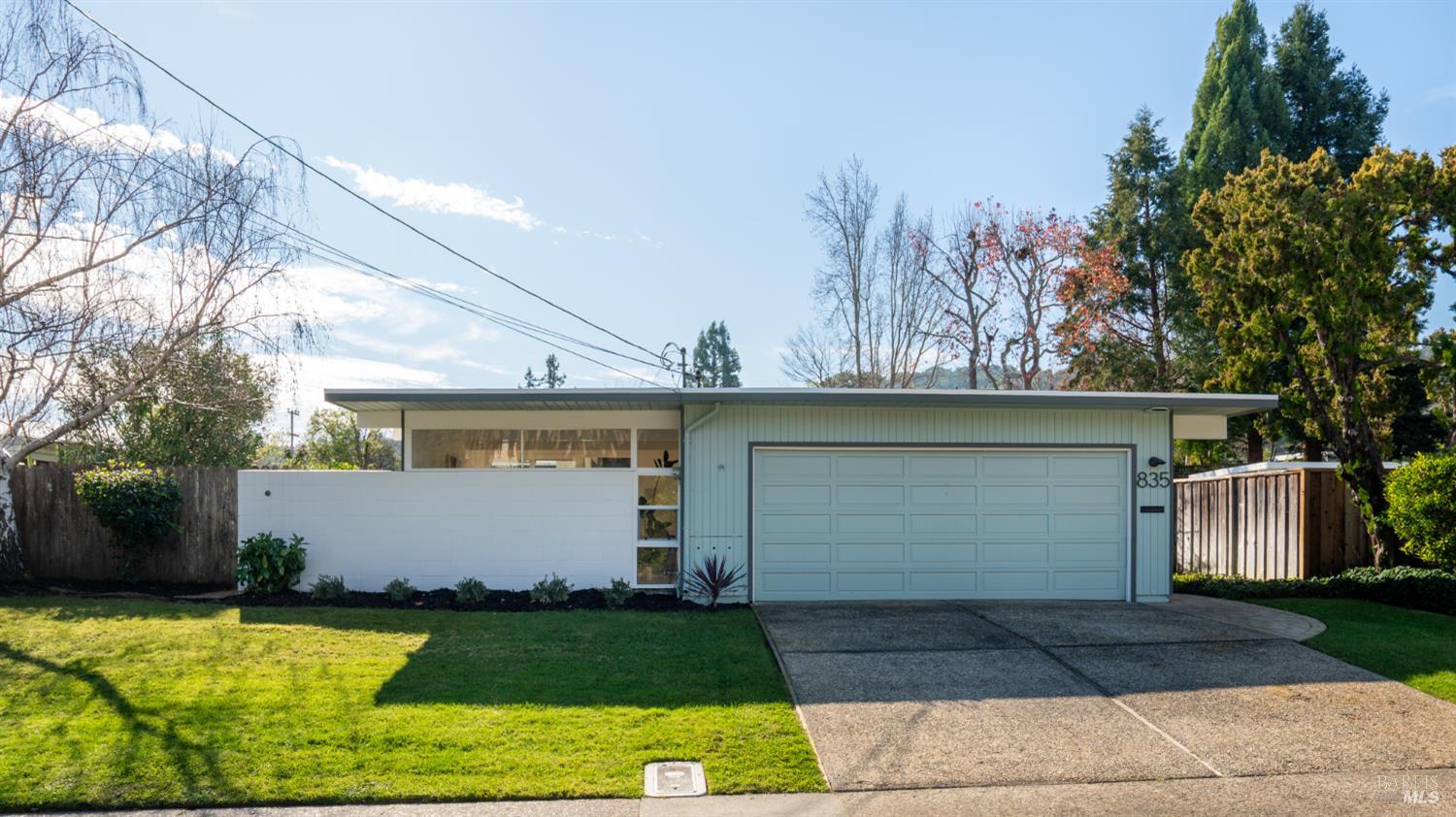 Detail Gallery Image 2 of 25 For 835 Pine Ln, San Rafael,  CA 94903 - 3 Beds | 2 Baths