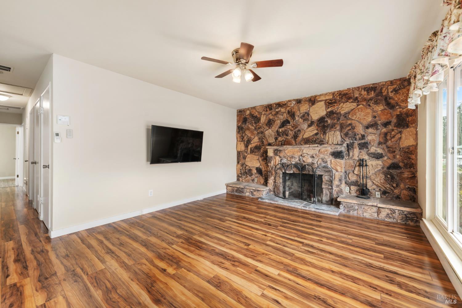 Detail Gallery Image 8 of 29 For 408 Lakeside Dr, Vallejo,  CA 94589 - 3 Beds | 2 Baths