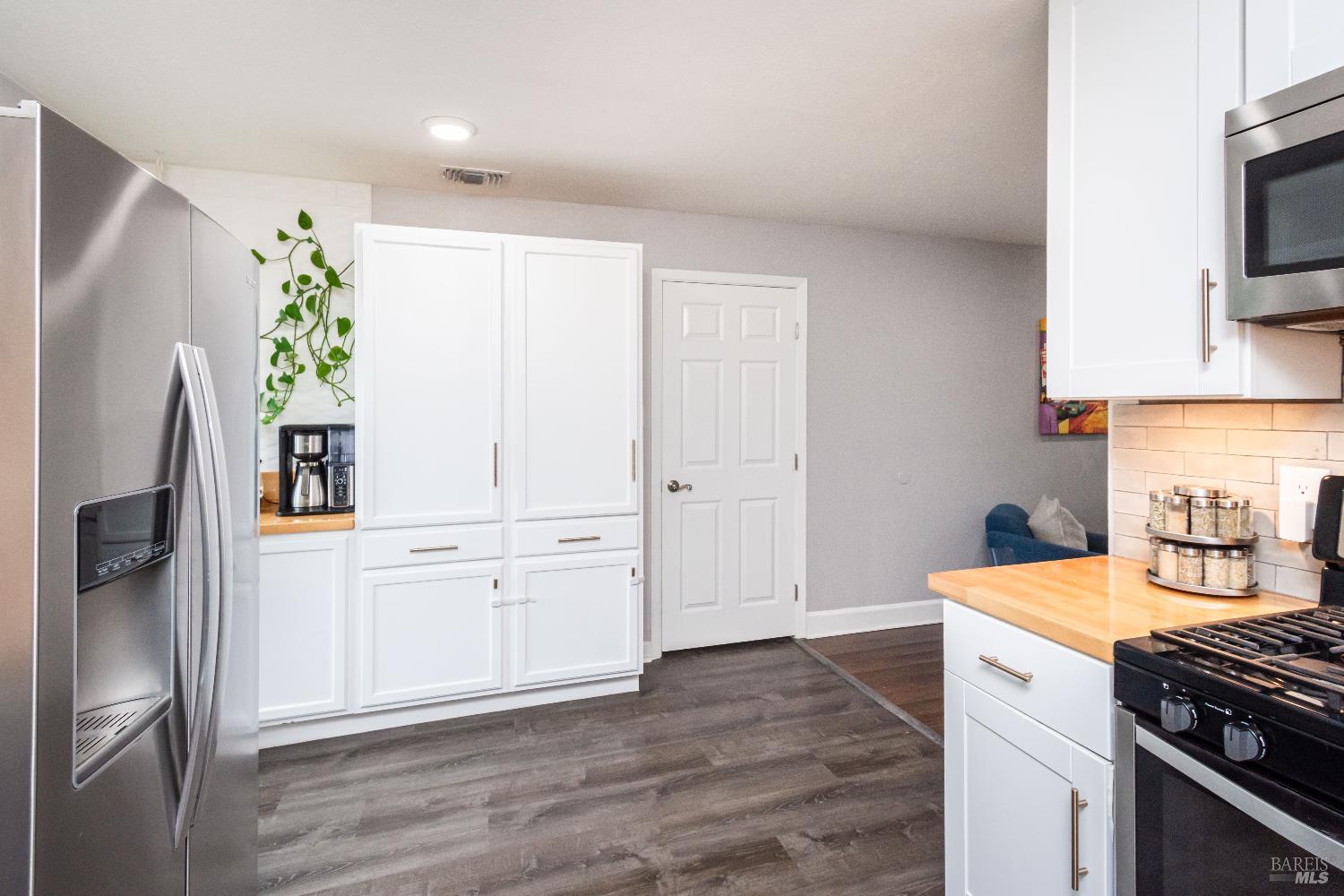 Detail Gallery Image 12 of 42 For 1596 Verna Dr, Napa,  CA 94558 - 3 Beds | 2 Baths