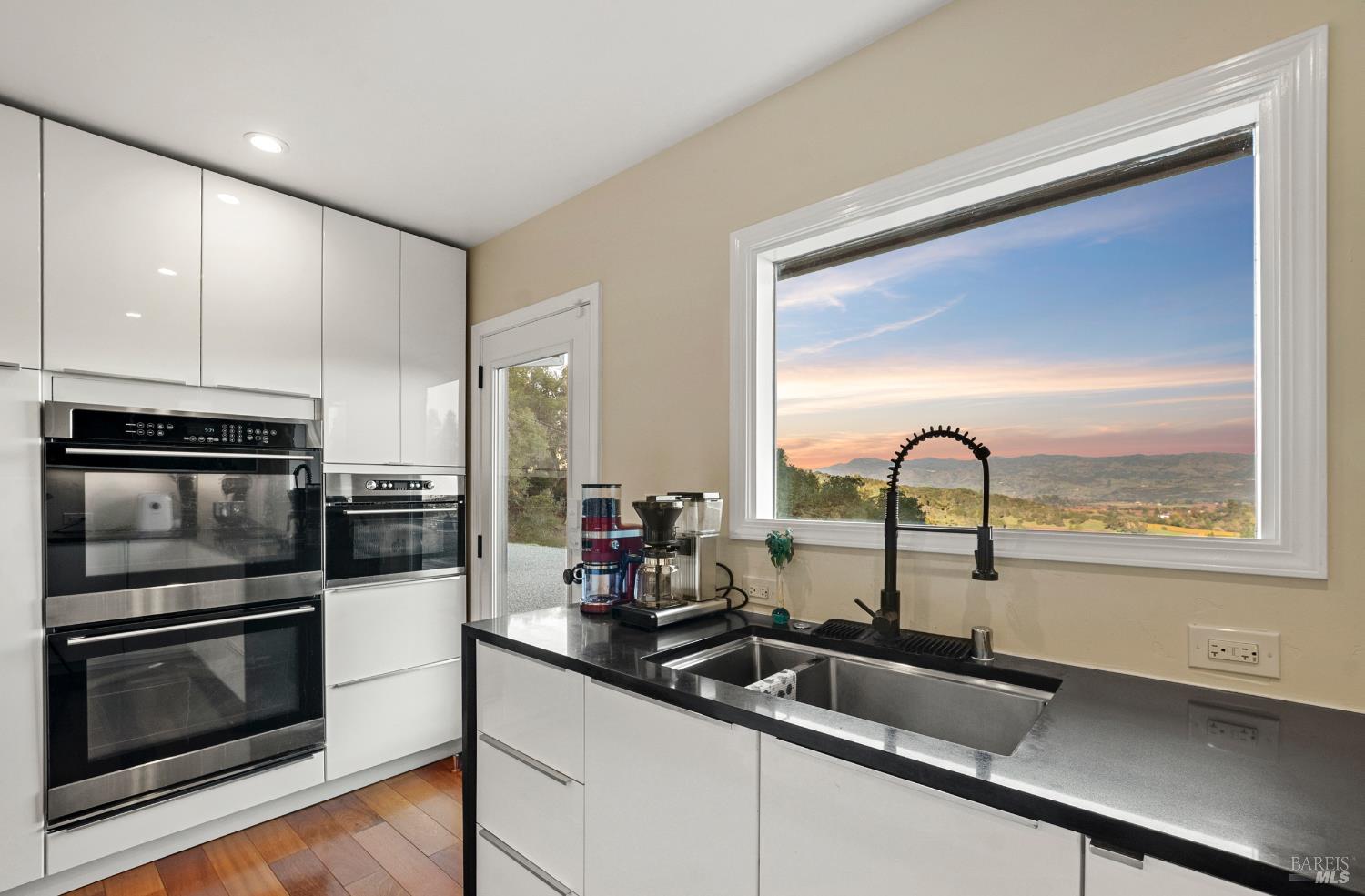 Detail Gallery Image 14 of 44 For 4127 Dry Creek Rd, Napa,  CA 94558 - 3 Beds | 3 Baths