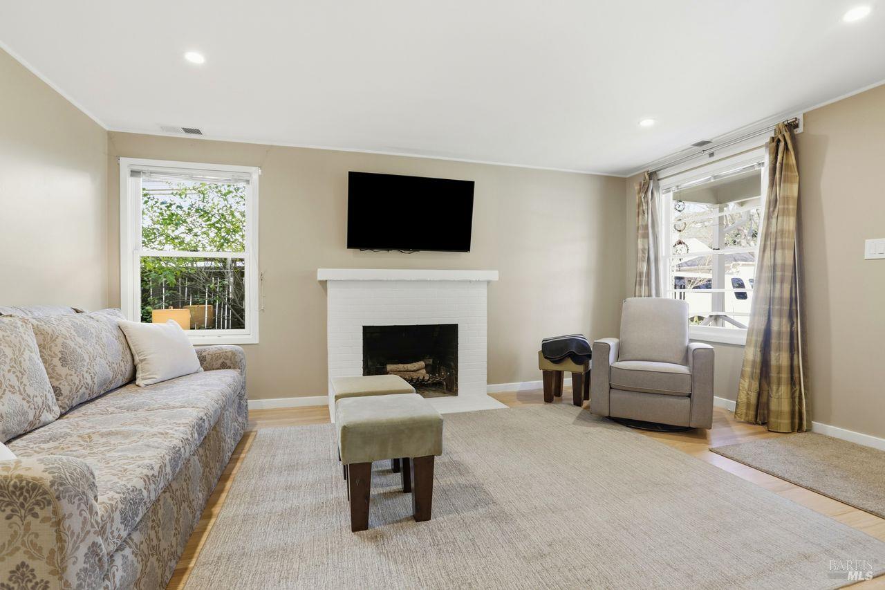 Detail Gallery Image 4 of 28 For 41 Bretano Way, Greenbrae,  CA 94904 - 2 Beds | 1 Baths