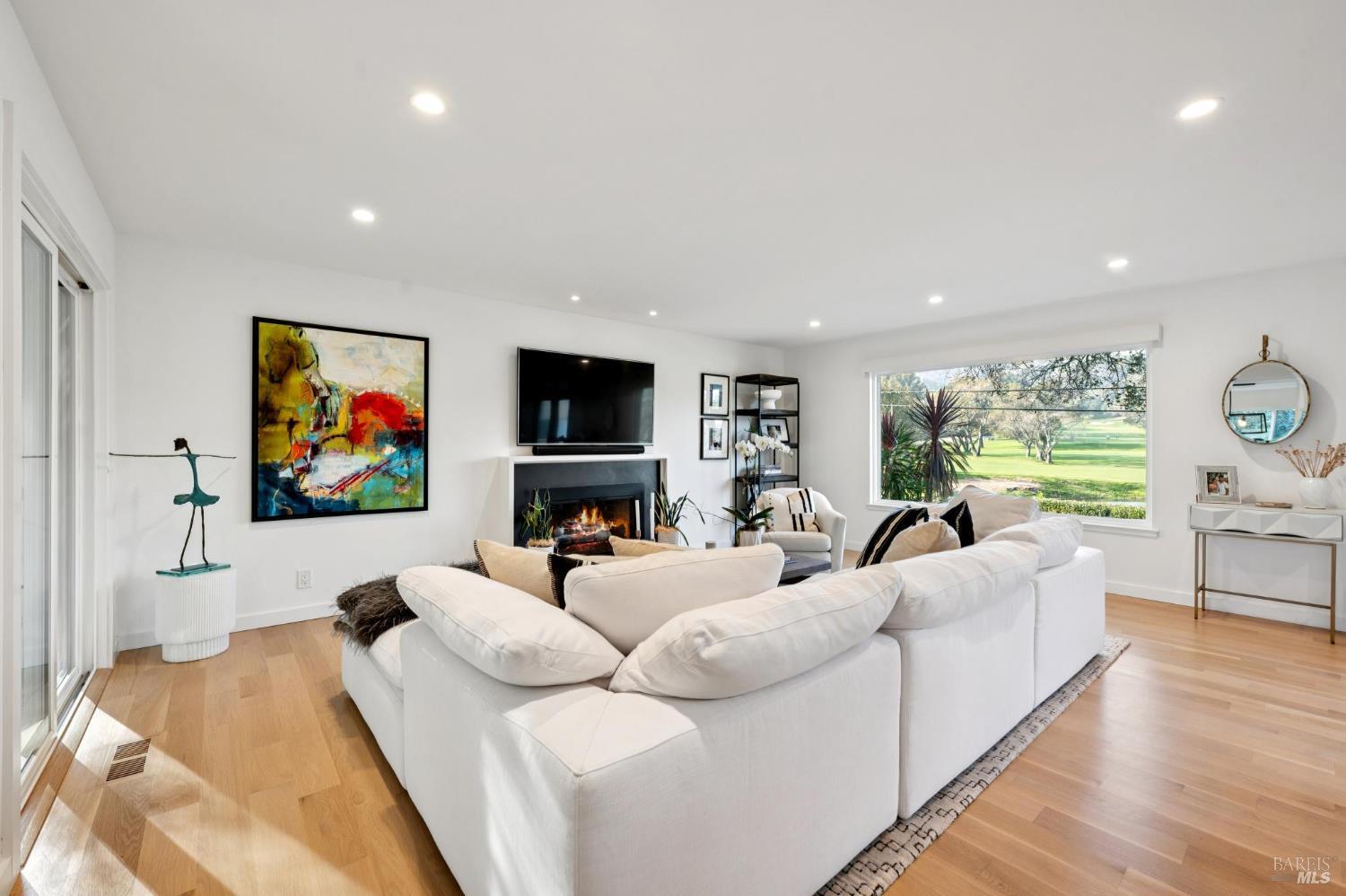 Detail Gallery Image 6 of 41 For 341 Fairway Dr, Novato,  CA 94949 - 4 Beds | 3 Baths