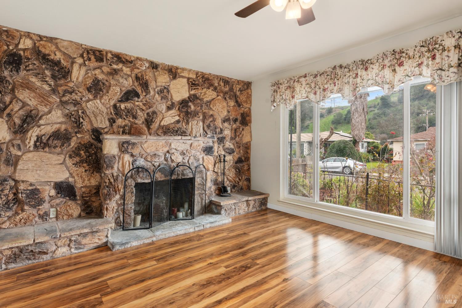 Detail Gallery Image 7 of 29 For 408 Lakeside Dr, Vallejo,  CA 94589 - 3 Beds | 2 Baths