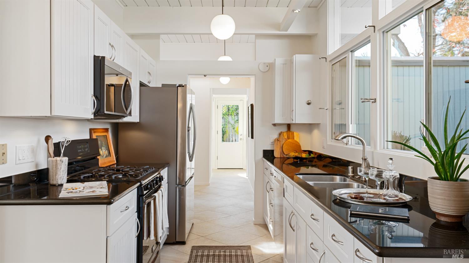 Detail Gallery Image 10 of 25 For 835 Pine Ln, San Rafael,  CA 94903 - 3 Beds | 2 Baths