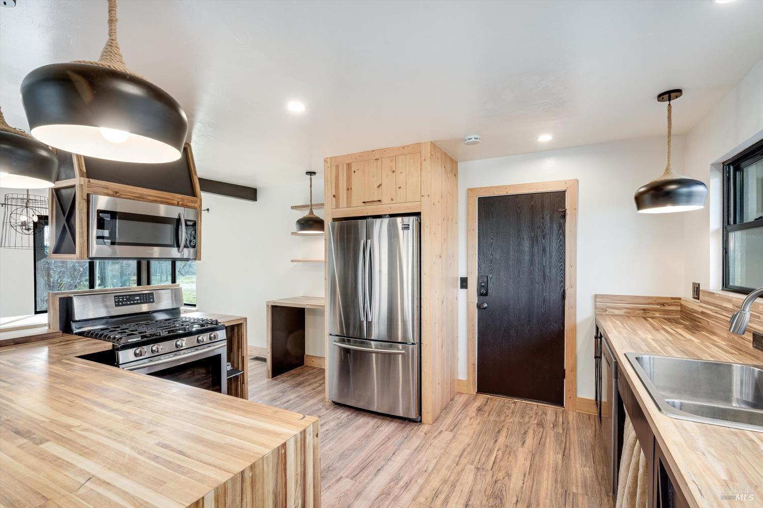 Detail Gallery Image 12 of 46 For 985 Gumview Rd, Windsor,  CA 95492 - 6 Beds | 5/1 Baths