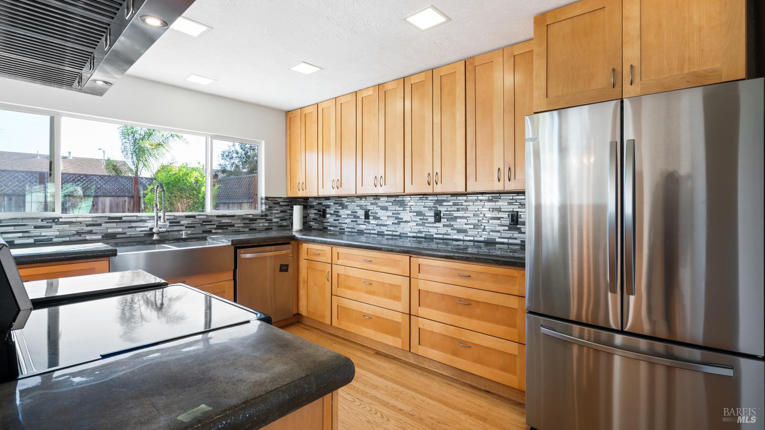 Detail Gallery Image 14 of 61 For 1636 Sarkesian Dr, Petaluma,  CA 94954 - 4 Beds | 3 Baths