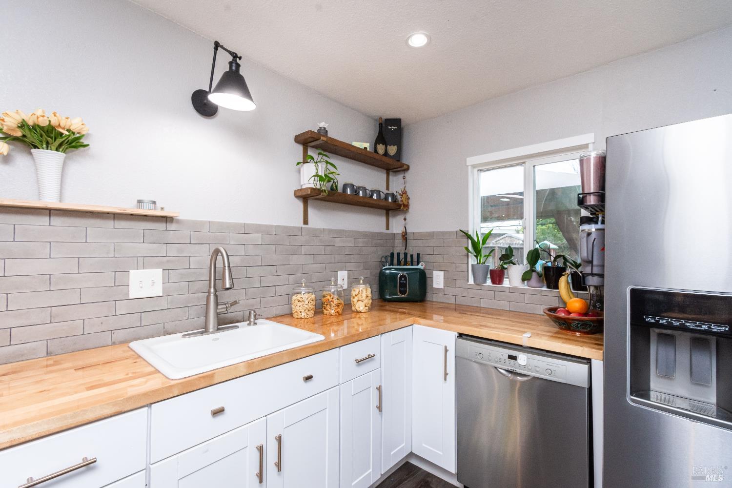 Detail Gallery Image 9 of 42 For 1596 Verna Dr, Napa,  CA 94558 - 3 Beds | 2 Baths