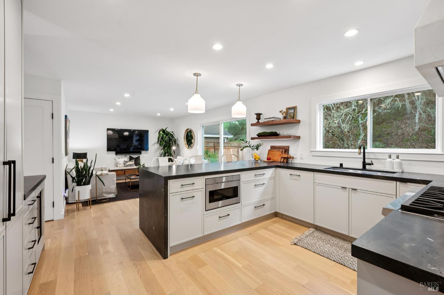 Detail Gallery Image 11 of 41 For 341 Fairway Dr, Novato,  CA 94949 - 4 Beds | 3 Baths