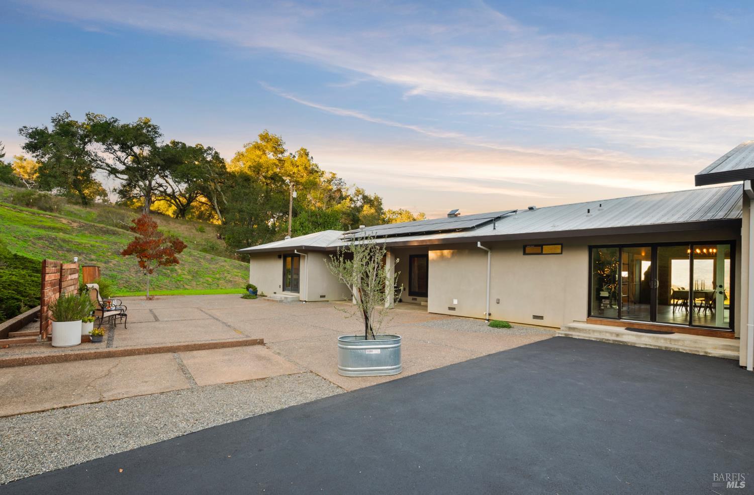 Detail Gallery Image 32 of 44 For 4127 Dry Creek Rd, Napa,  CA 94558 - 3 Beds | 3 Baths