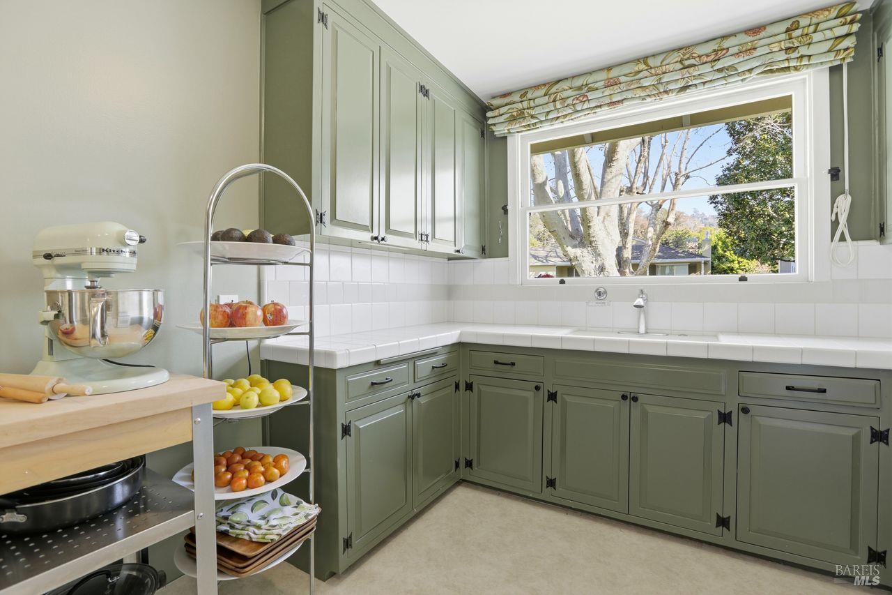 Detail Gallery Image 9 of 28 For 41 Bretano Way, Greenbrae,  CA 94904 - 2 Beds | 1 Baths