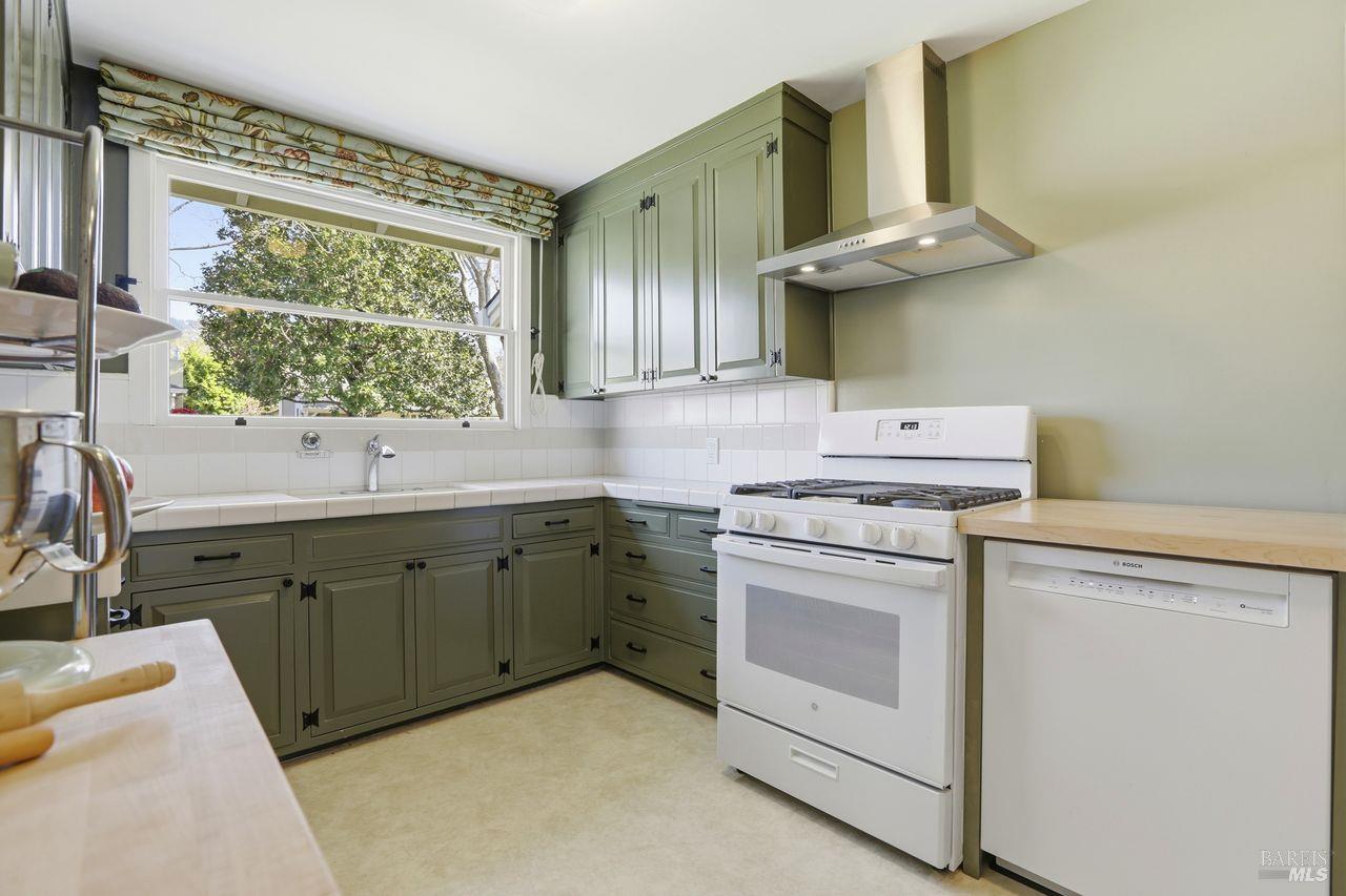 Detail Gallery Image 10 of 28 For 41 Bretano Way, Greenbrae,  CA 94904 - 2 Beds | 1 Baths