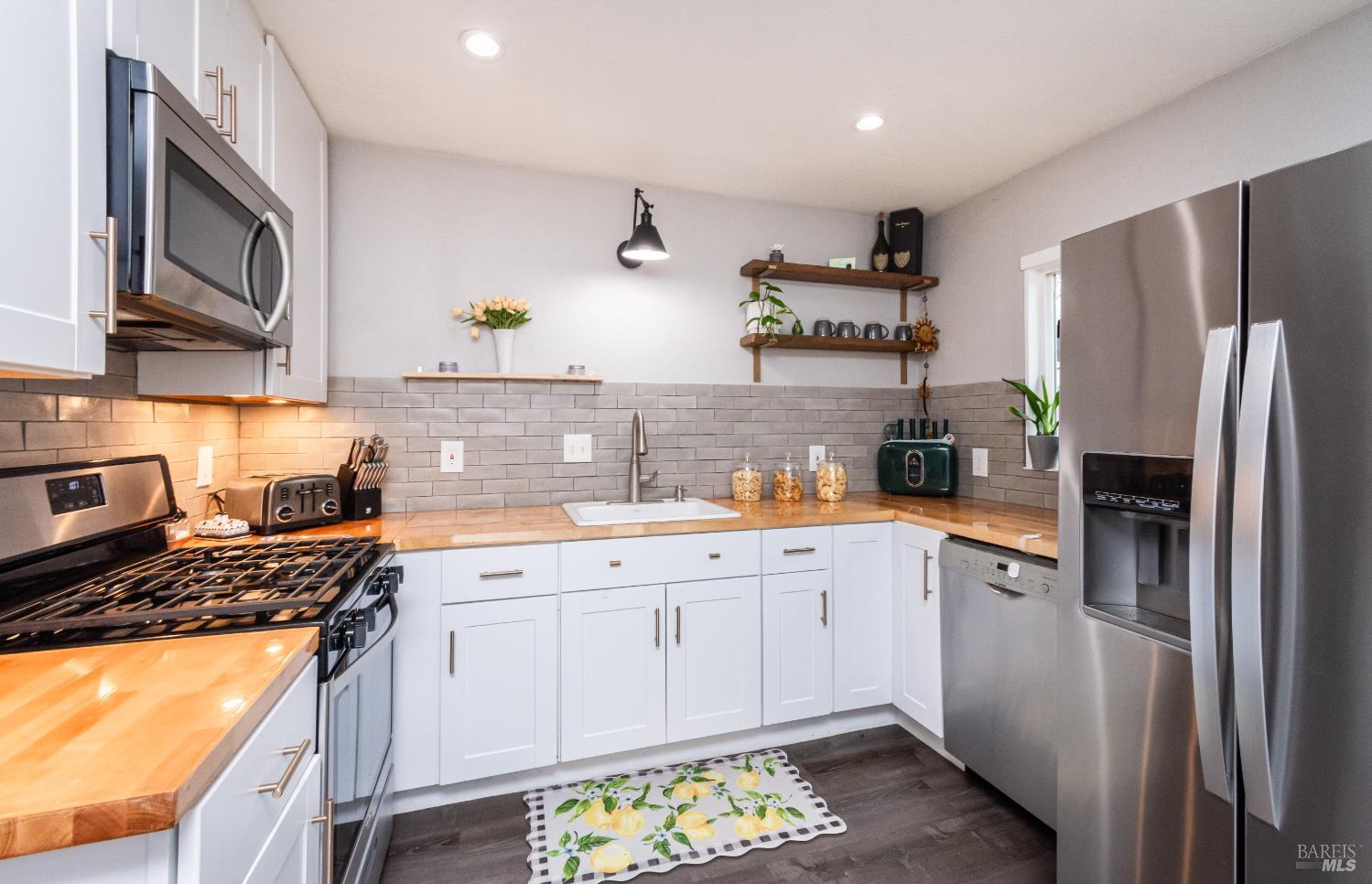 Detail Gallery Image 8 of 42 For 1596 Verna Dr, Napa,  CA 94558 - 3 Beds | 2 Baths