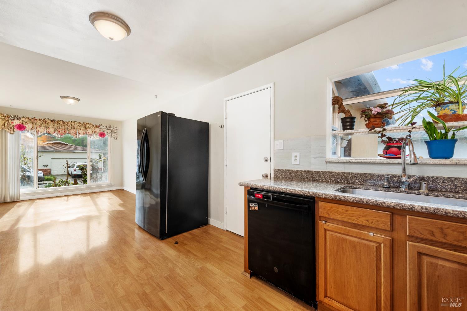 Detail Gallery Image 14 of 29 For 408 Lakeside Dr, Vallejo,  CA 94589 - 3 Beds | 2 Baths