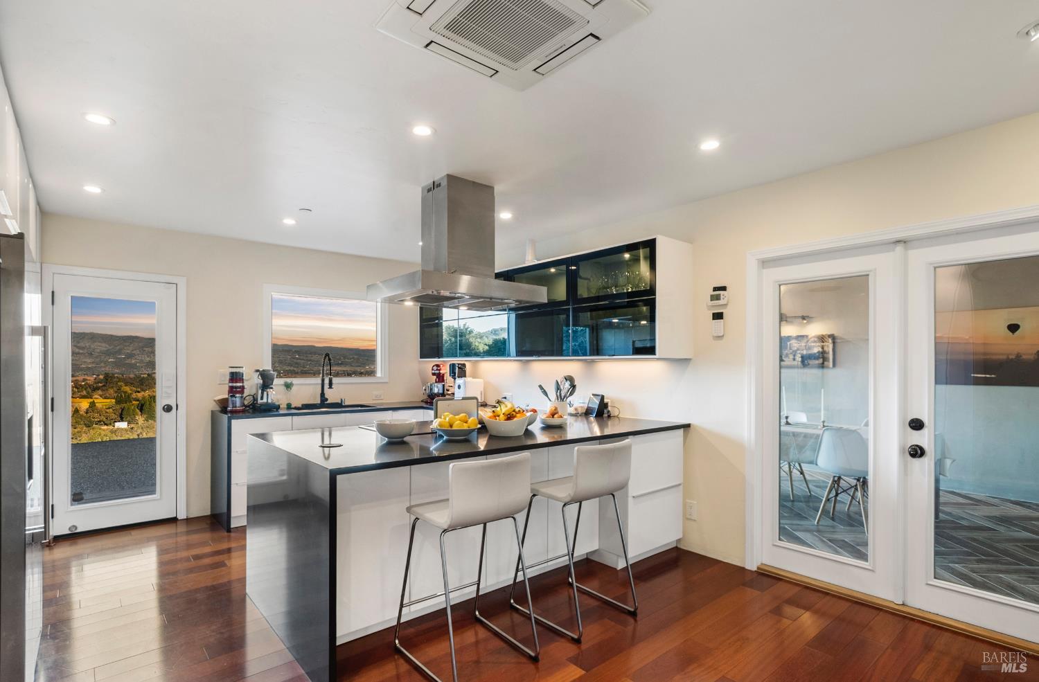 Detail Gallery Image 12 of 44 For 4127 Dry Creek Rd, Napa,  CA 94558 - 3 Beds | 3 Baths