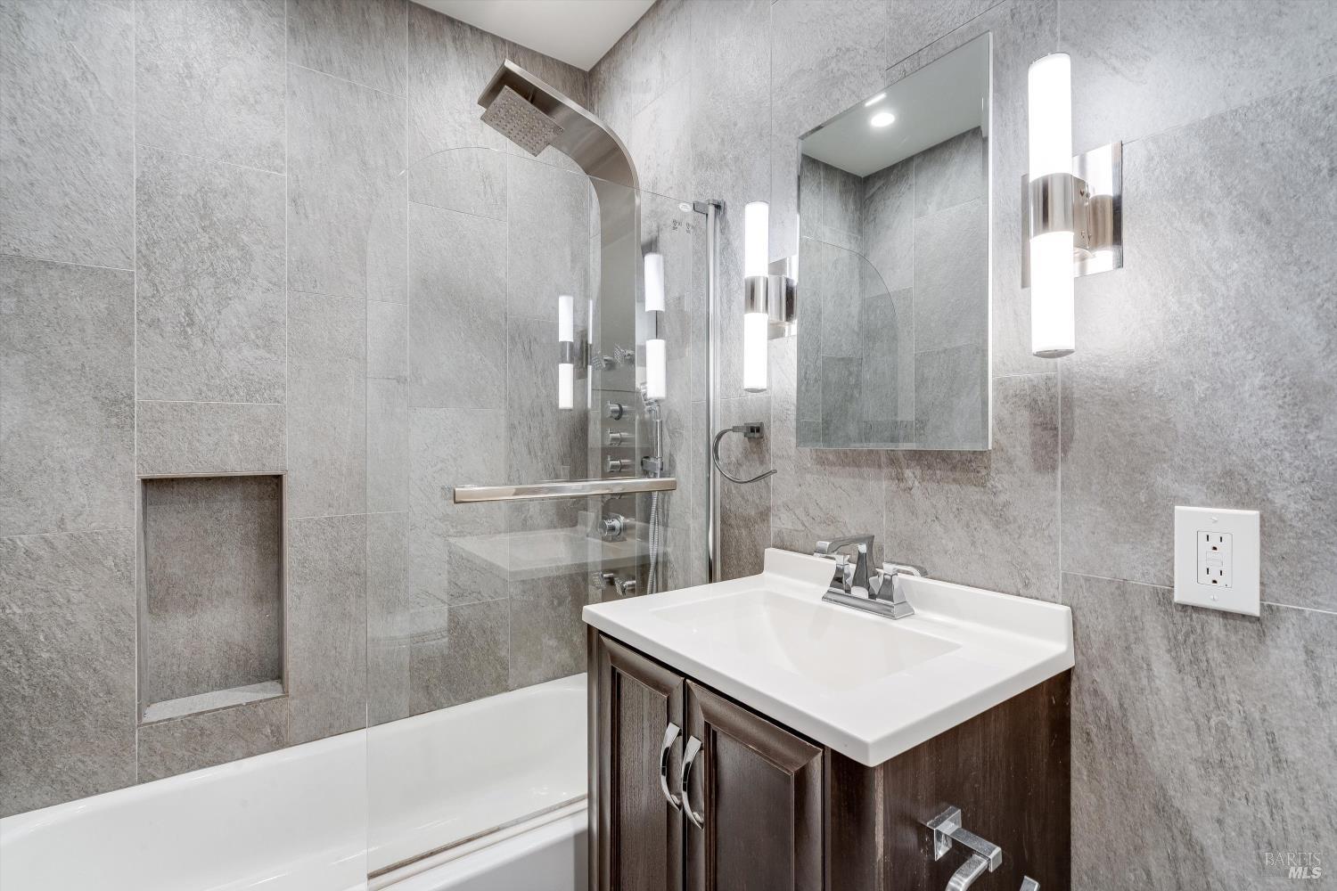 Detail Gallery Image 29 of 46 For 985 Gumview Rd, Windsor,  CA 95492 - 6 Beds | 5/1 Baths