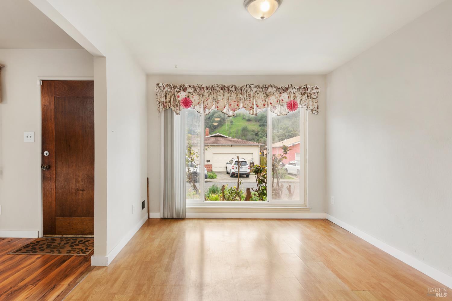 Detail Gallery Image 10 of 29 For 408 Lakeside Dr, Vallejo,  CA 94589 - 3 Beds | 2 Baths